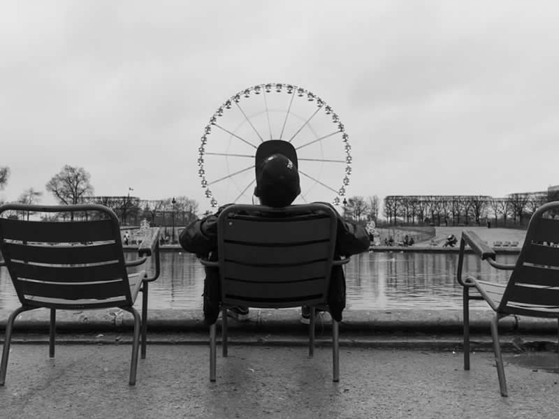 Through the Silent Streets: 30 Timeless Black and White Street Photos by Fernando Coelho 54 Black and White Street Photography Fernando Coelho