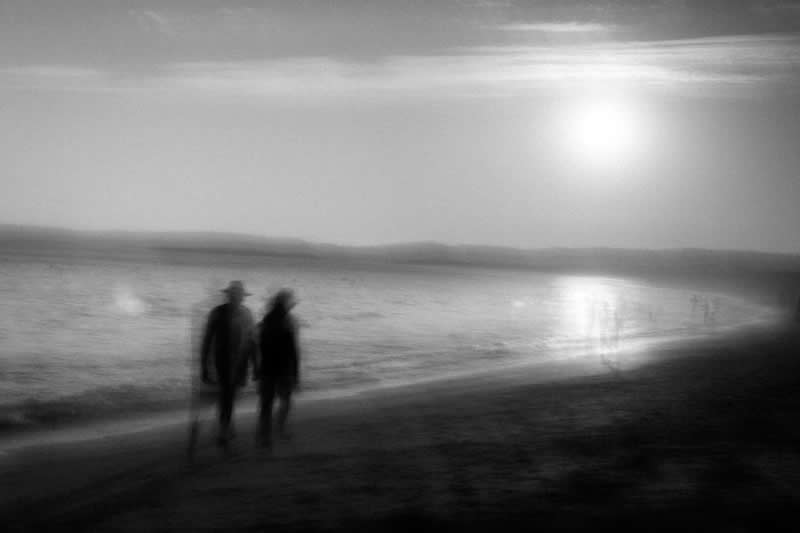 Through the Silent Streets: 30 Timeless Black and White Street Photos by Fernando Coelho 55 Black and White Street Photography Fernando Coelho
