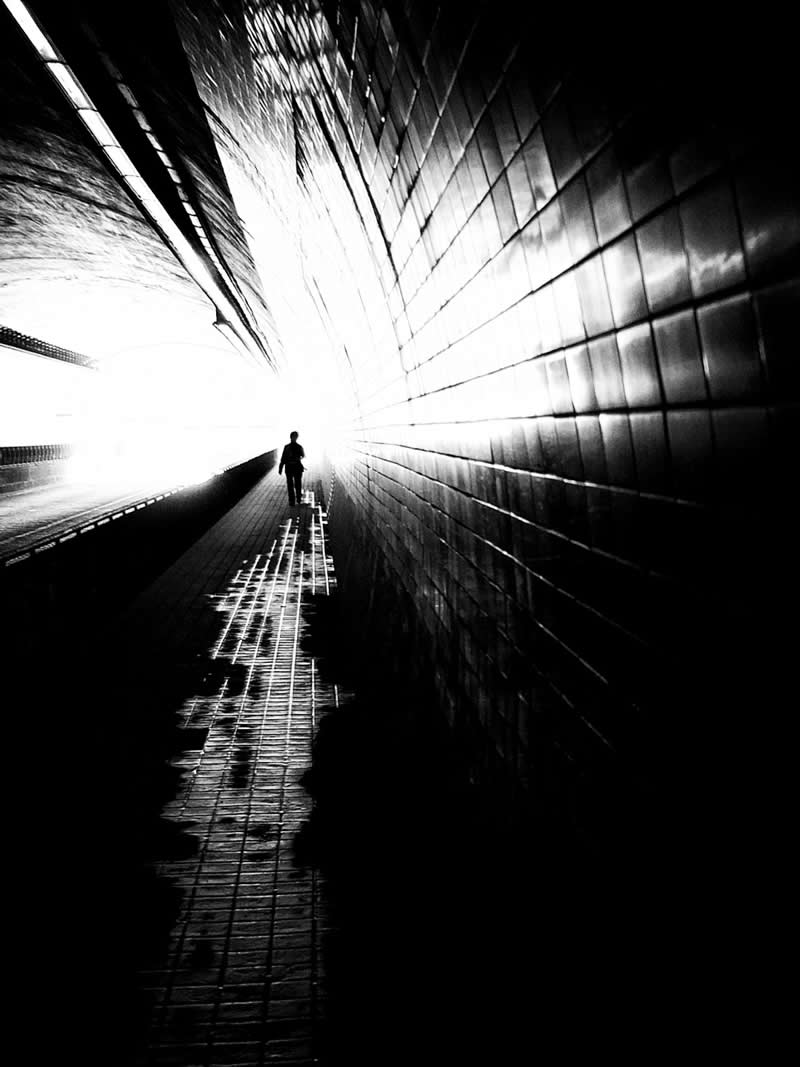 Through the Silent Streets: 30 Timeless Black and White Street Photos by Fernando Coelho 59 Black and White Street Photography Fernando Coelho