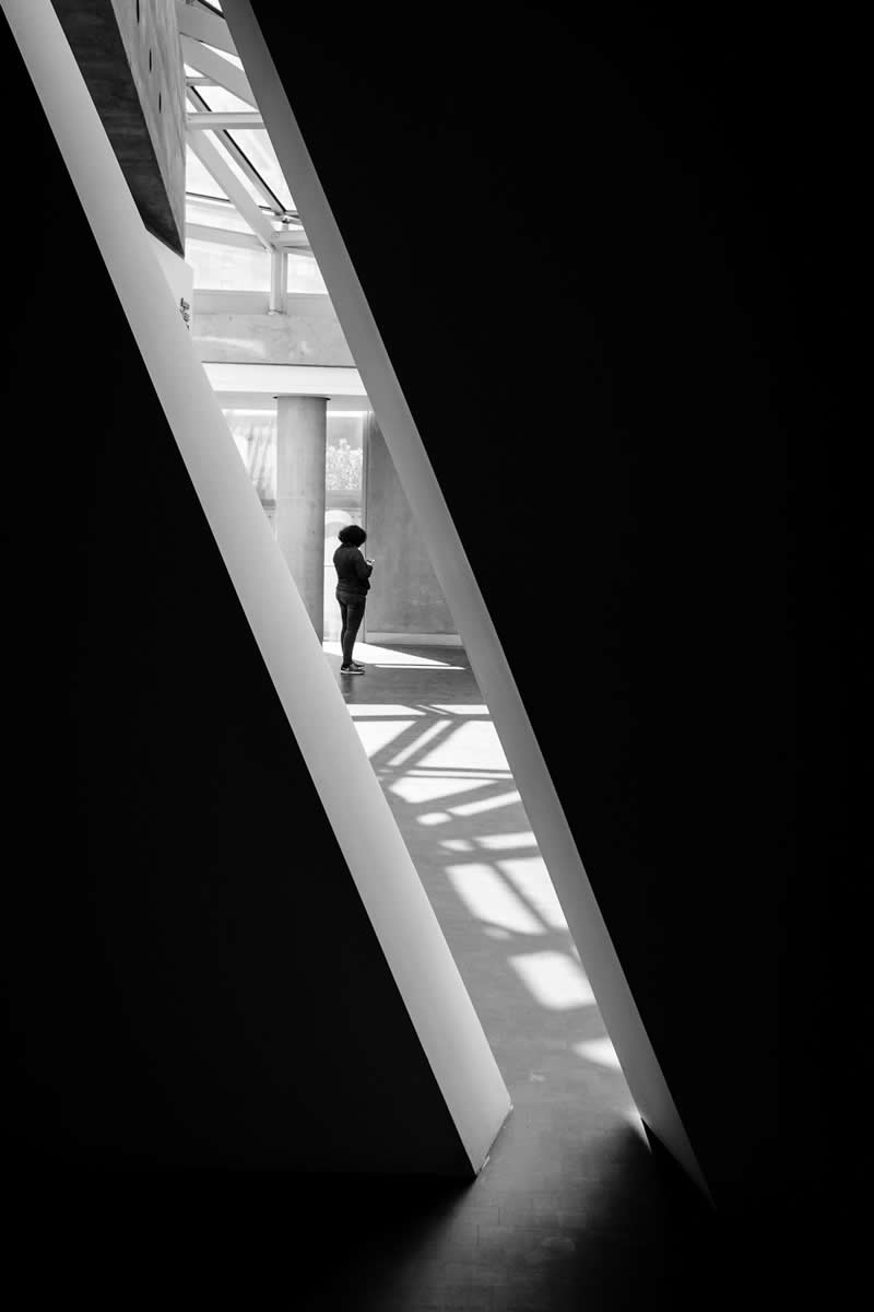 Through the Silent Streets: 30 Timeless Black and White Street Photos by Fernando Coelho 61 Black and White Street Photography Fernando Coelho