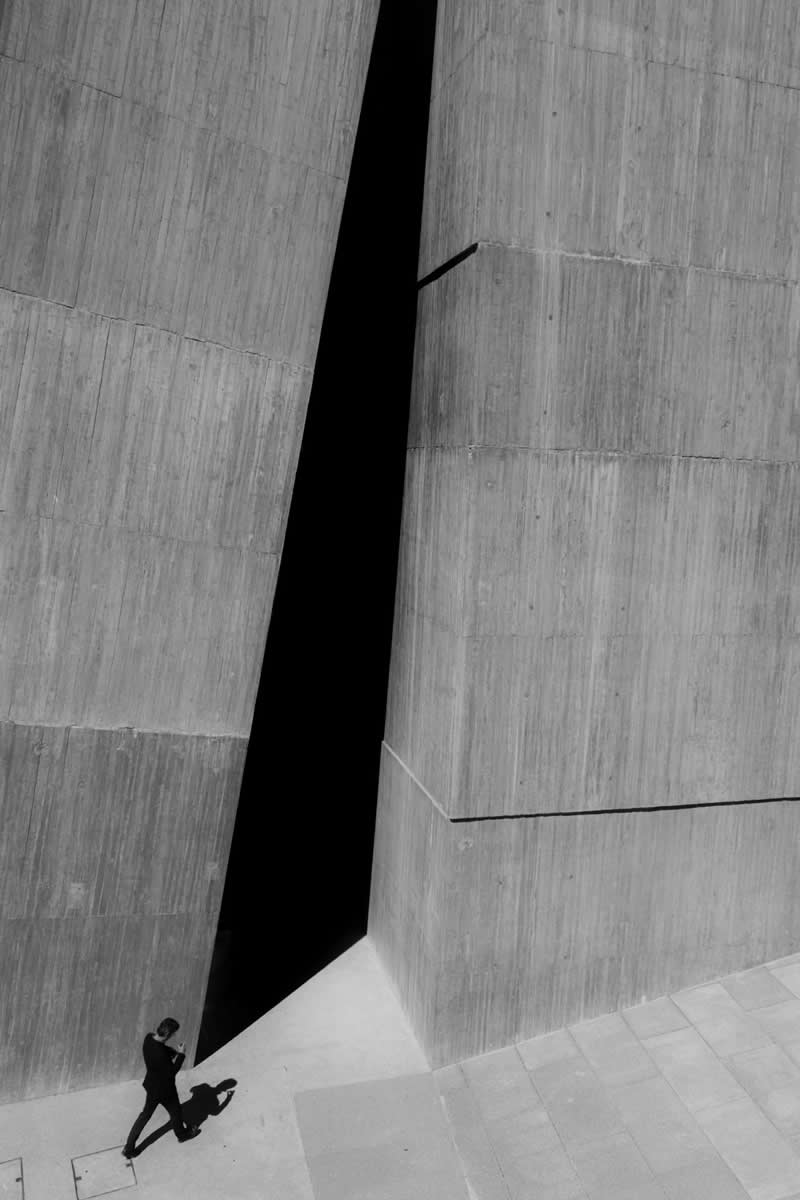 Through the Silent Streets: 30 Timeless Black and White Street Photos by Fernando Coelho 62 Black and White Street Photography Fernando Coelho