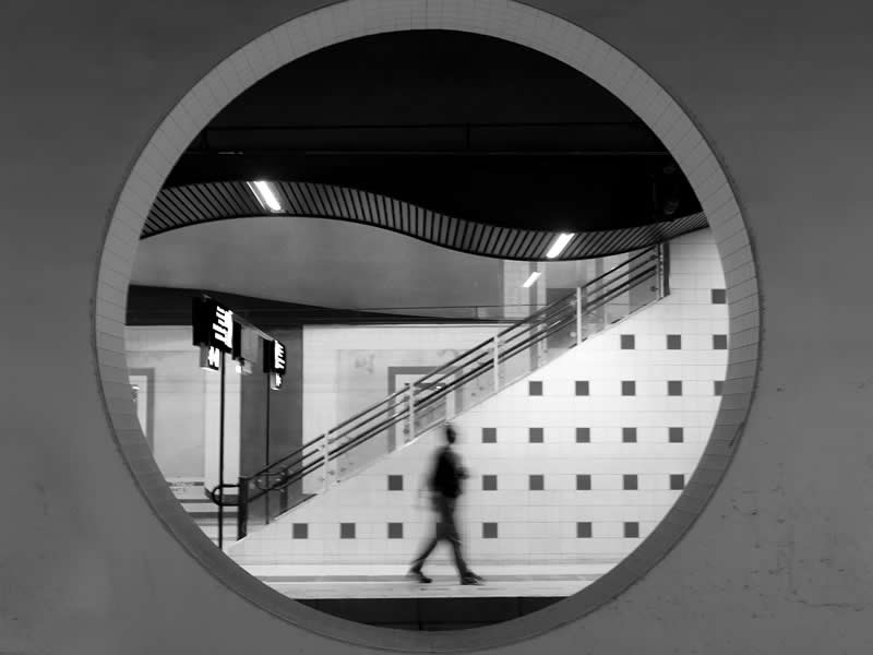 Through the Silent Streets: 30 Timeless Black and White Street Photos by Fernando Coelho 37 Black and White Street Photography Fernando Coelho