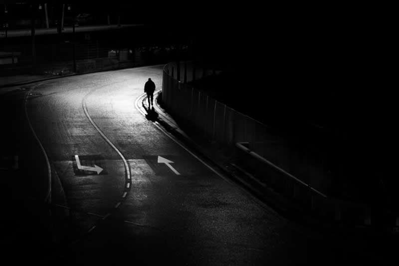 Through the Silent Streets: 30 Timeless Black and White Street Photos by Fernando Coelho 38 Black and White Street Photography Fernando Coelho