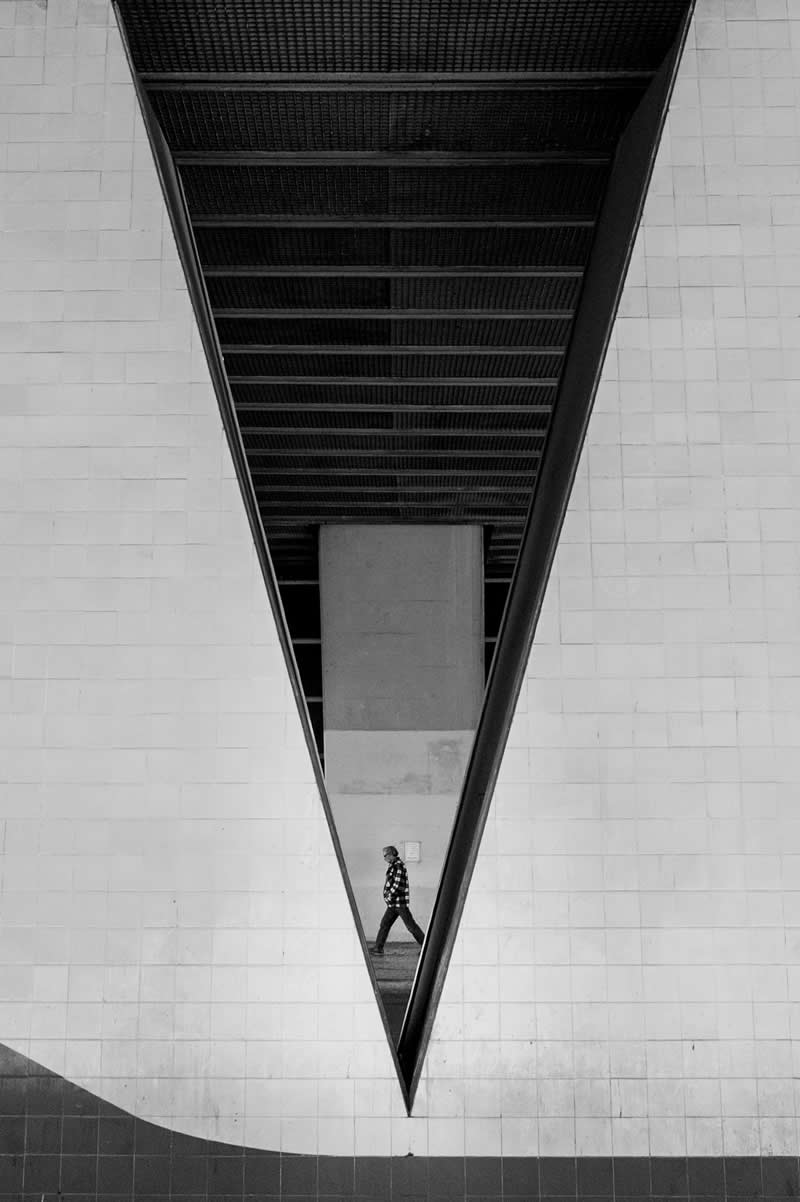 Through the Silent Streets: 30 Timeless Black and White Street Photos by Fernando Coelho 39 Black and White Street Photography Fernando Coelho