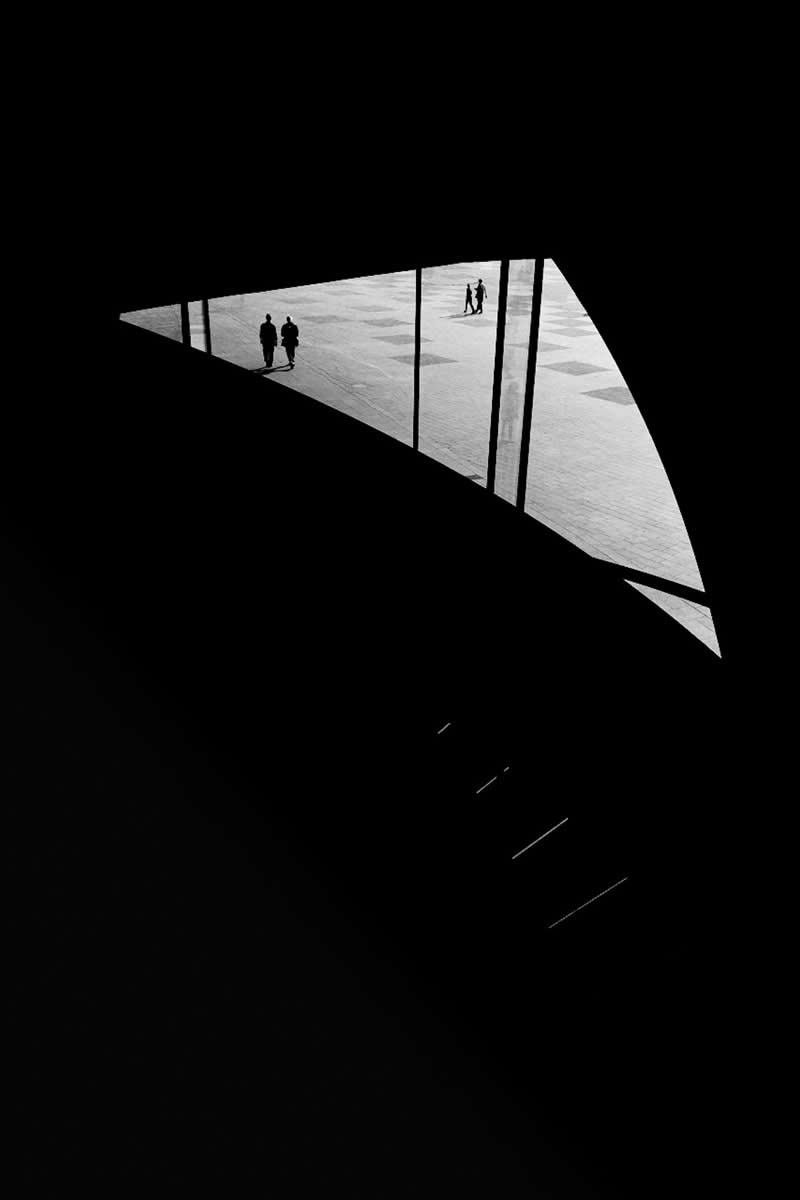 Through the Silent Streets: 30 Timeless Black and White Street Photos by Fernando Coelho 41 Black and White Street Photography Fernando Coelho