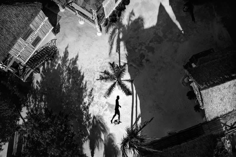 Finding Beauty in Simplicity: 33 Poetic Black and White Photos by Alan Schaller 52 Black and White Minimalist Photography by Alan Schaller