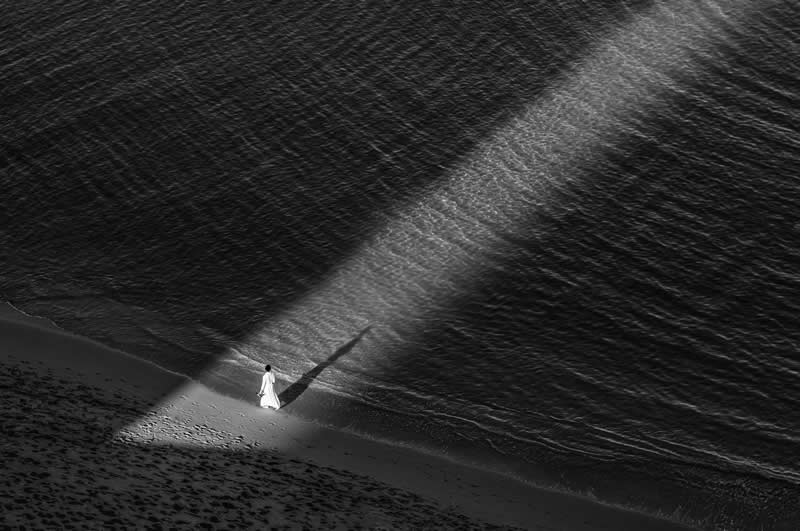 Finding Beauty in Simplicity: 33 Poetic Black and White Photos by Alan Schaller 54 Black and White Minimalist Photography by Alan Schaller