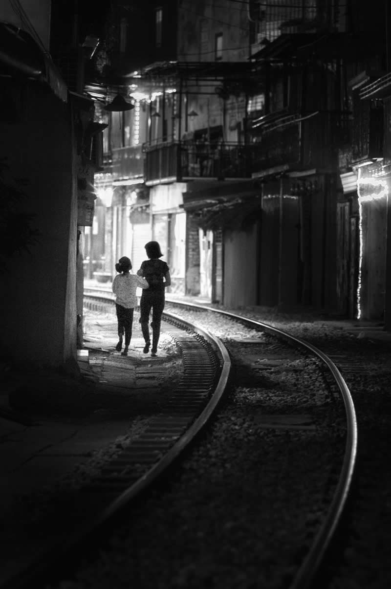 Finding Beauty in Simplicity: 33 Poetic Black and White Photos by Alan Schaller 63 Black and White Minimalist Photography by Alan Schaller