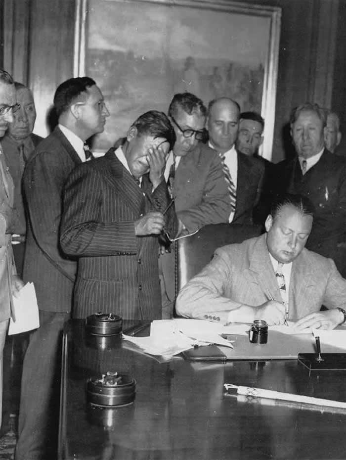 History Uncovered: 40 Powerful Photos That Change How We See the Past 44 Tribal Chairman George Gillette weeping as Secretary of Interior J. A. Krug signs the contract for the Garrison Dam. 1948