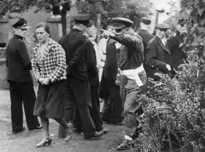 History Uncovered: 40 Powerful Photos That Change How We See the Past 54 A British soldier scolding a German civilian for laughing at a screening of concentration camp conditions. She was ordered to rewatch the film. (May 1945)
