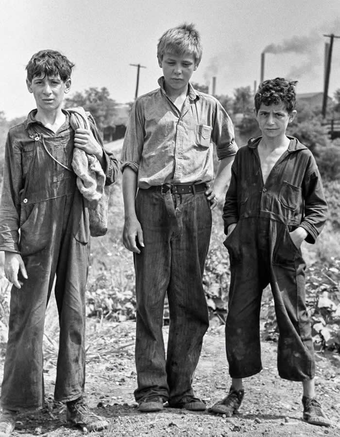 History Uncovered: 40 Powerful Photos That Change How We See the Past 62 Youngsters at the city dump in Ambridge, Pennsylvania, 1939.