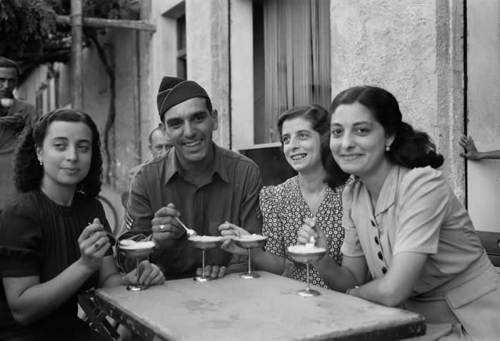 History Uncovered: 40 Powerful Photos That Change How We See the Past 63 American soldier eats ice cream with his Sicilian cousins at a sidewalk café in Palermo. 1943. Photo: Nick Parrino.