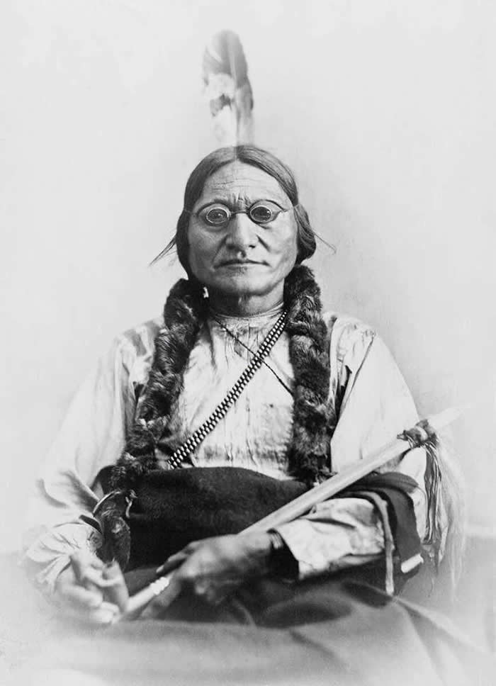 History Uncovered: 40 Powerful Photos That Change How We See the Past 68 Great Sioux Warrior Chief Sitting Bull' after surrender to the US Army. (Photo from 1881)