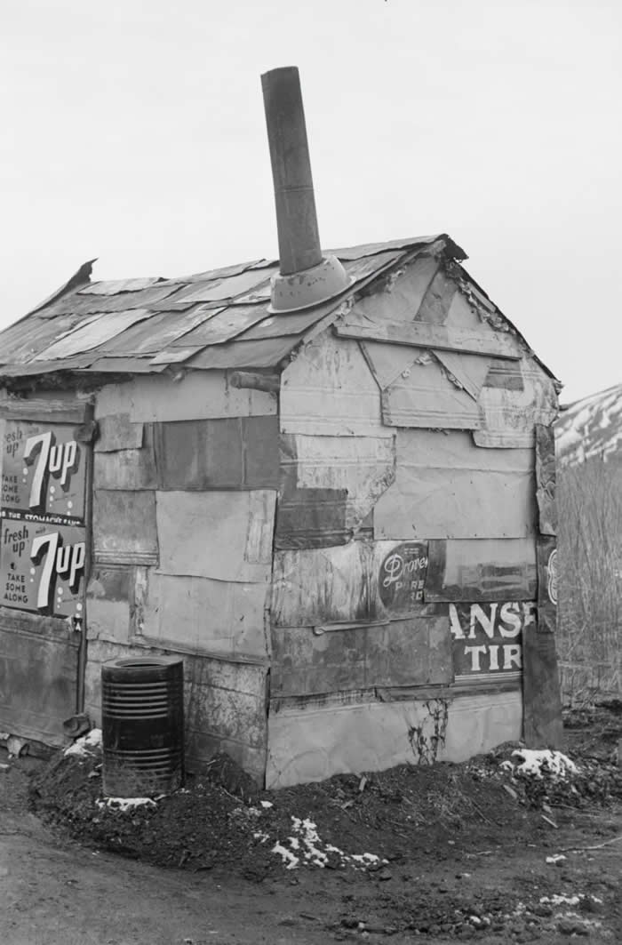 History Uncovered: 40 Powerful Photos That Change How We See the Past 74 A makeshift shack in a 1930s Hooverville, one of the many shantytowns that sprang up across the United States during the Great Depression, named after President Herbert Hoover, who was widely blamed for the economic crisis.