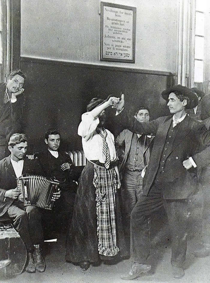 History Uncovered: 40 Powerful Photos That Change How We See the Past 77 Immigrants detained at Ellis Island dancing, 1905.