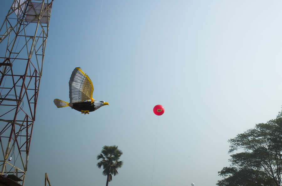 Street Photos by Shah Toufiqur Rahman - Shadow, Color and Perfect Timing