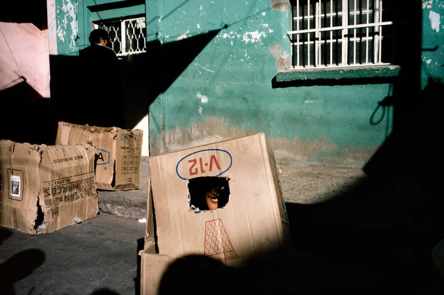 The Geometry of Light: How Master Photographers Use Chiaroscuro in Modern Street Photography 39 The Geometry of Light - Master Photographers Use Chiaroscuro in Modern Street Photography