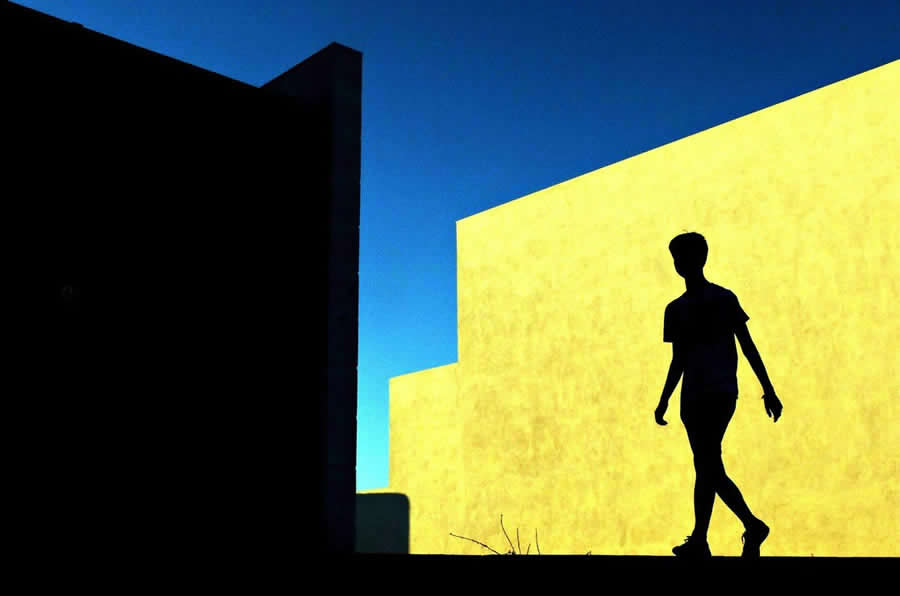 The Geometry of Light: How Master Photographers Use Chiaroscuro in Modern Street Photography 49 The Geometry of Light - Master Photographers Use Chiaroscuro in Modern Street Photography