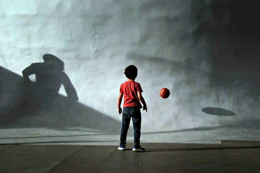 The Geometry of Light: How Master Photographers Use Chiaroscuro in Modern Street Photography 51 The Geometry of Light - Master Photographers Use Chiaroscuro in Modern Street Photography