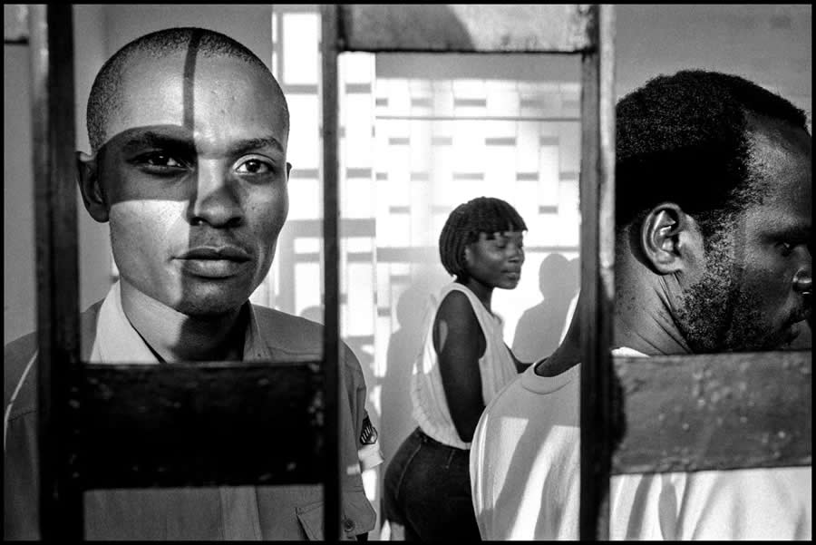 The Geometry of Light: How Master Photographers Use Chiaroscuro in Modern Street Photography 54 The Geometry of Light - Master Photographers Use Chiaroscuro in Modern Street Photography