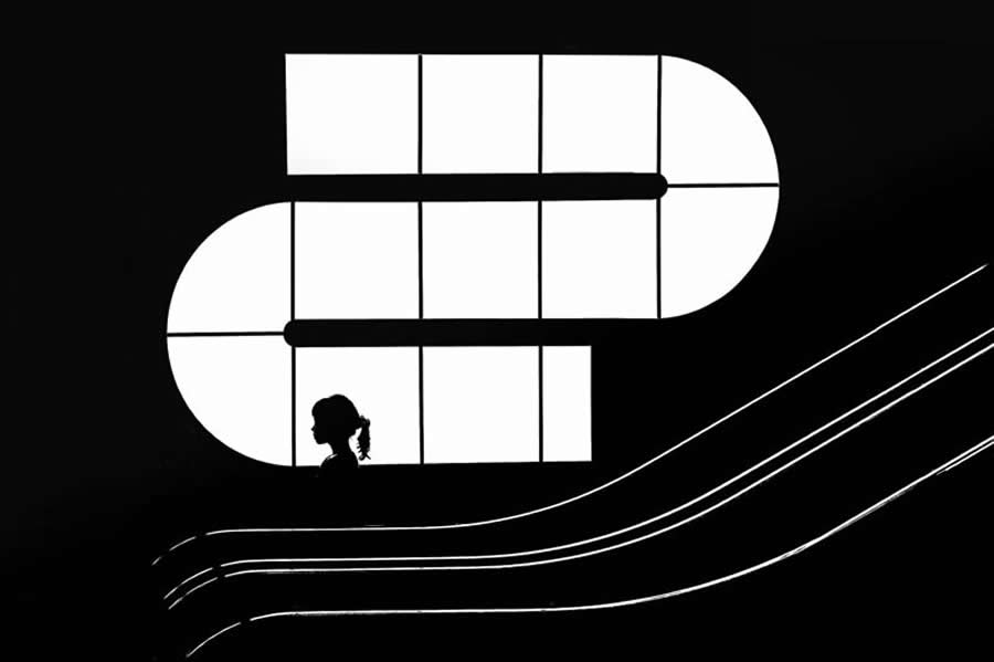 The Geometry of Light: How Master Photographers Use Chiaroscuro in Modern Street Photography 56 The Geometry of Light - Master Photographers Use Chiaroscuro in Modern Street Photography