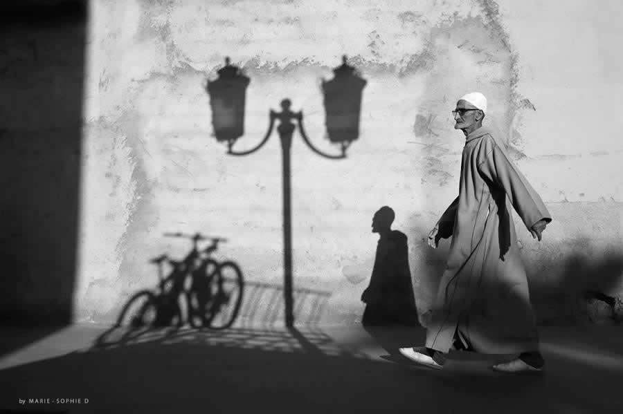 The Geometry of Light: How Master Photographers Use Chiaroscuro in Modern Street Photography 57 The Geometry of Light - Master Photographers Use Chiaroscuro in Modern Street Photography