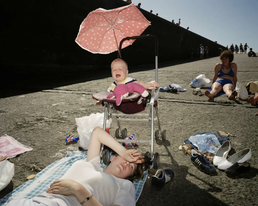 The Geometry of Light: How Master Photographers Use Chiaroscuro in Modern Street Photography 58 The Geometry of Light - Master Photographers Use Chiaroscuro in Modern Street Photography