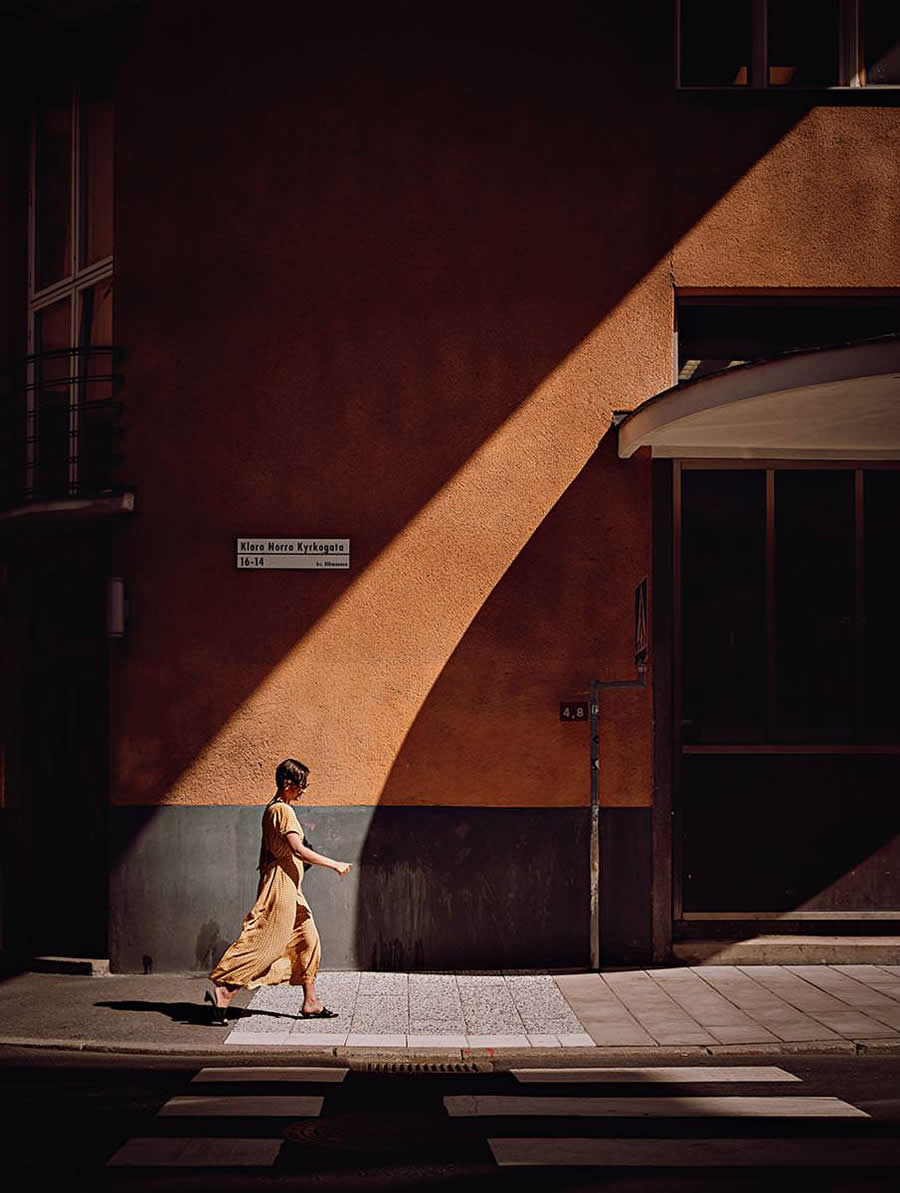 The Geometry of Light: How Master Photographers Use Chiaroscuro in Modern Street Photography 59 The Geometry of Light - Master Photographers Use Chiaroscuro in Modern Street Photography