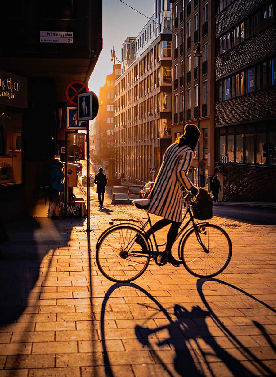 The Geometry of Light: How Master Photographers Use Chiaroscuro in Modern Street Photography 60 The Geometry of Light - Master Photographers Use Chiaroscuro in Modern Street Photography