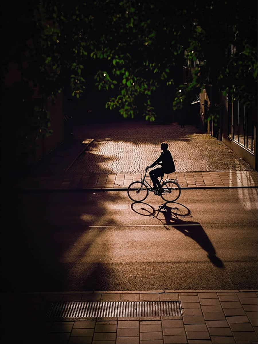 The Geometry of Light: How Master Photographers Use Chiaroscuro in Modern Street Photography 62 The Geometry of Light - Master Photographers Use Chiaroscuro in Modern Street Photography