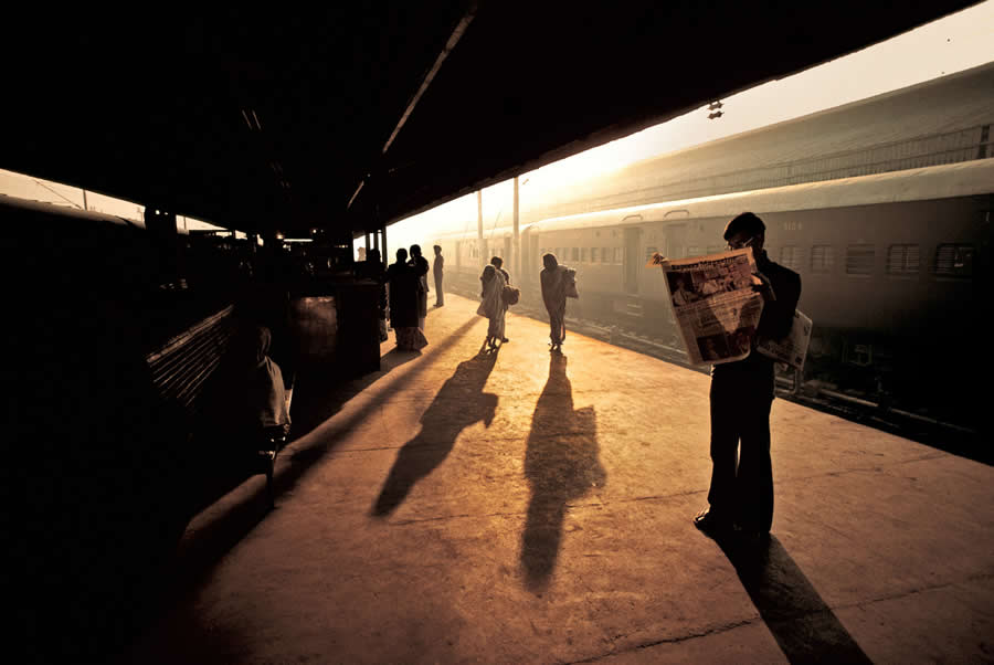 The Geometry of Light: How Master Photographers Use Chiaroscuro in Modern Street Photography 63 The Geometry of Light - Master Photographers Use Chiaroscuro in Modern Street Photography