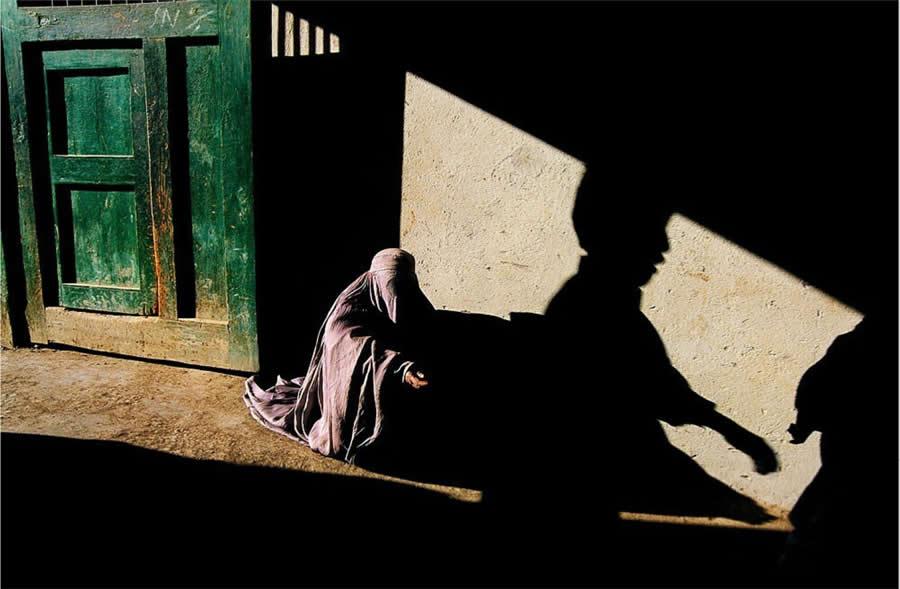 The Geometry of Light: How Master Photographers Use Chiaroscuro in Modern Street Photography 65 The Geometry of Light - Master Photographers Use Chiaroscuro in Modern Street Photography
