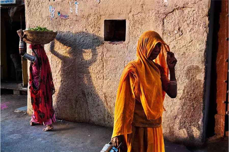 The Geometry of Light: How Master Photographers Use Chiaroscuro in Modern Street Photography 66 The Geometry of Light - Master Photographers Use Chiaroscuro in Modern Street Photography