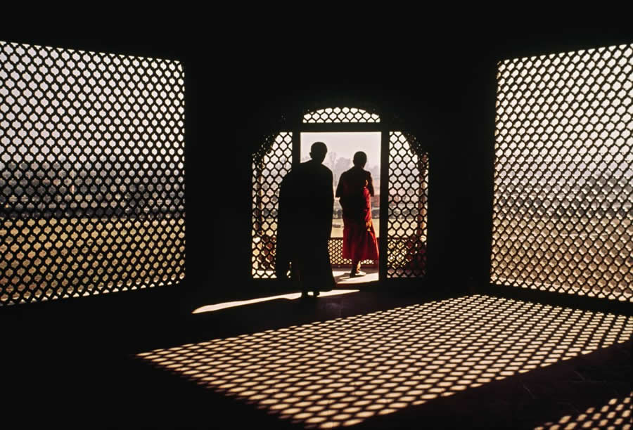 The Geometry of Light: How Master Photographers Use Chiaroscuro in Modern Street Photography 67 The Geometry of Light - Master Photographers Use Chiaroscuro in Modern Street Photography