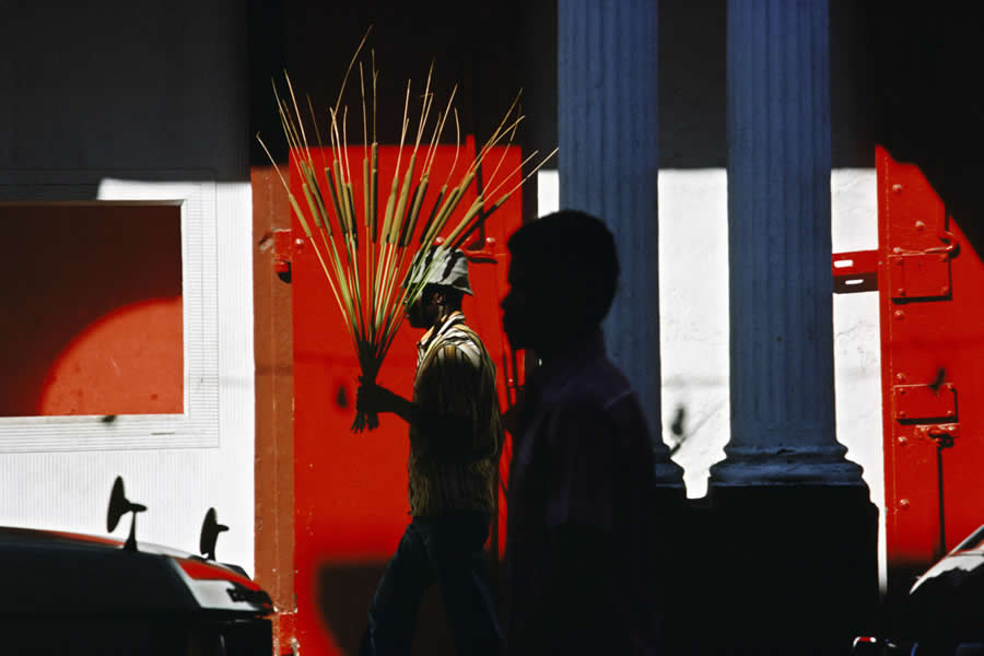 The Geometry of Light: How Master Photographers Use Chiaroscuro in Modern Street Photography 41 The Geometry of Light - Master Photographers Use Chiaroscuro in Modern Street Photography