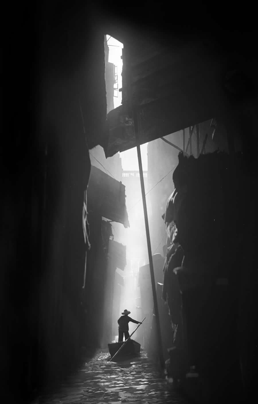 The Geometry of Light: How Master Photographers Use Chiaroscuro in Modern Street Photography 68 The Geometry of Light - Master Photographers Use Chiaroscuro in Modern Street Photography