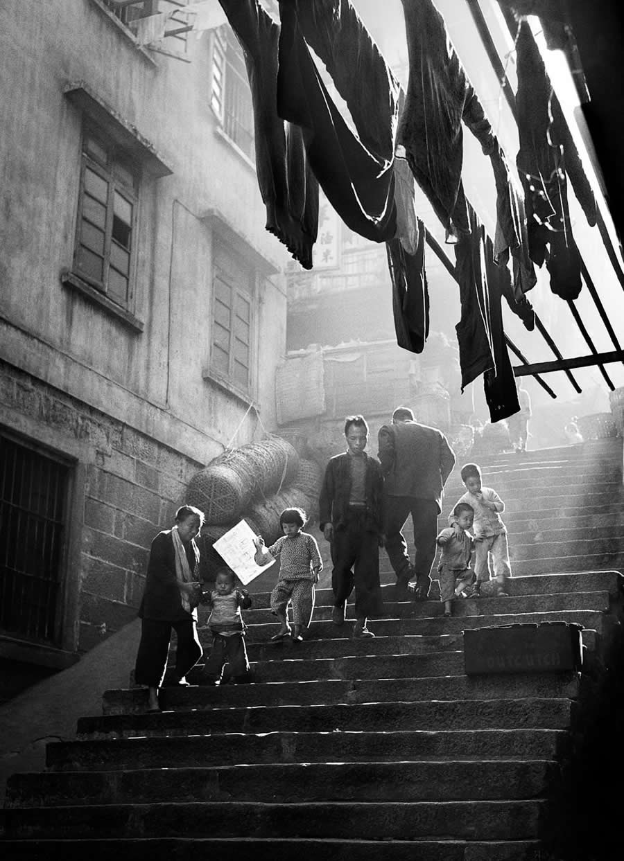 The Geometry of Light: How Master Photographers Use Chiaroscuro in Modern Street Photography 69 The Geometry of Light - Master Photographers Use Chiaroscuro in Modern Street Photography
