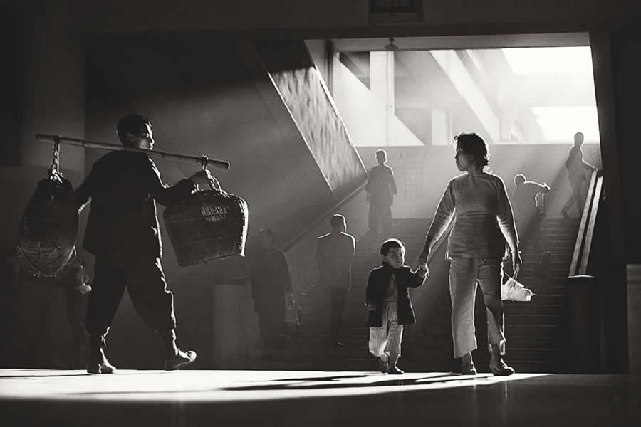 The Geometry of Light: How Master Photographers Use Chiaroscuro in Modern Street Photography 71 The Geometry of Light - Master Photographers Use Chiaroscuro in Modern Street Photography
