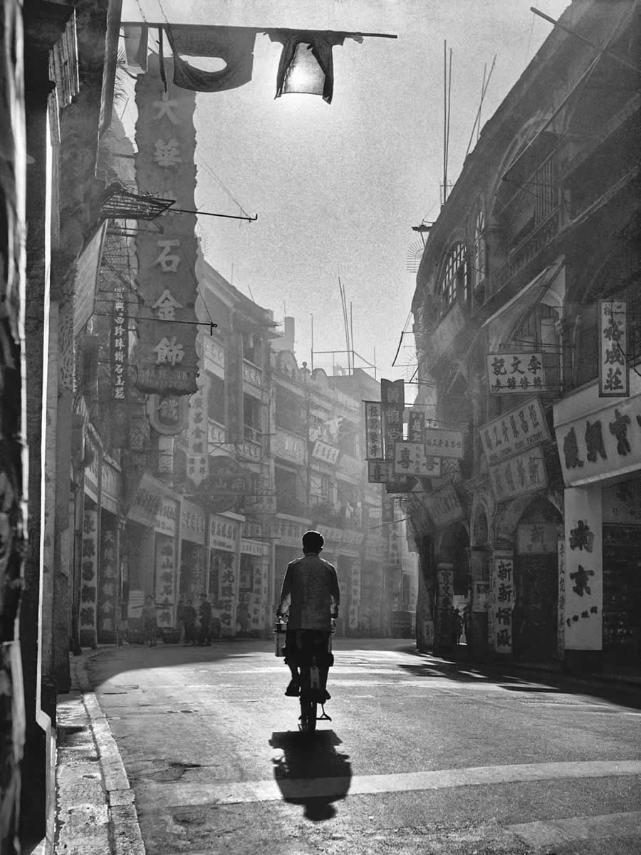 The Geometry of Light: How Master Photographers Use Chiaroscuro in Modern Street Photography 72 The Geometry of Light - Master Photographers Use Chiaroscuro in Modern Street Photography