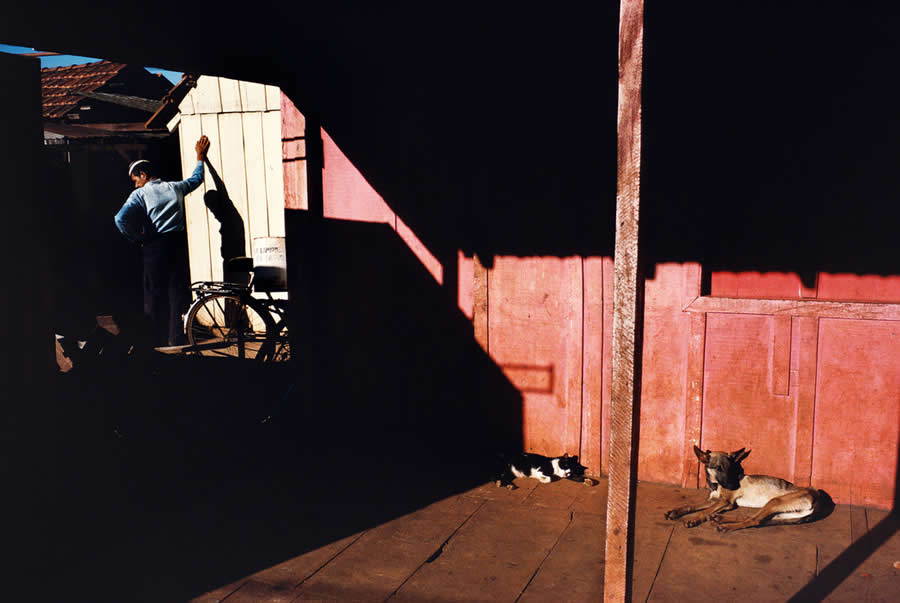 The Geometry of Light: How Master Photographers Use Chiaroscuro in Modern Street Photography 42 The Geometry of Light - Master Photographers Use Chiaroscuro in Modern Street Photography
