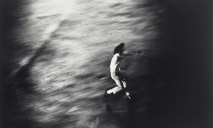 The Geometry of Light: How Master Photographers Use Chiaroscuro in Modern Street Photography 43 The Geometry of Light - Master Photographers Use Chiaroscuro in Modern Street Photography