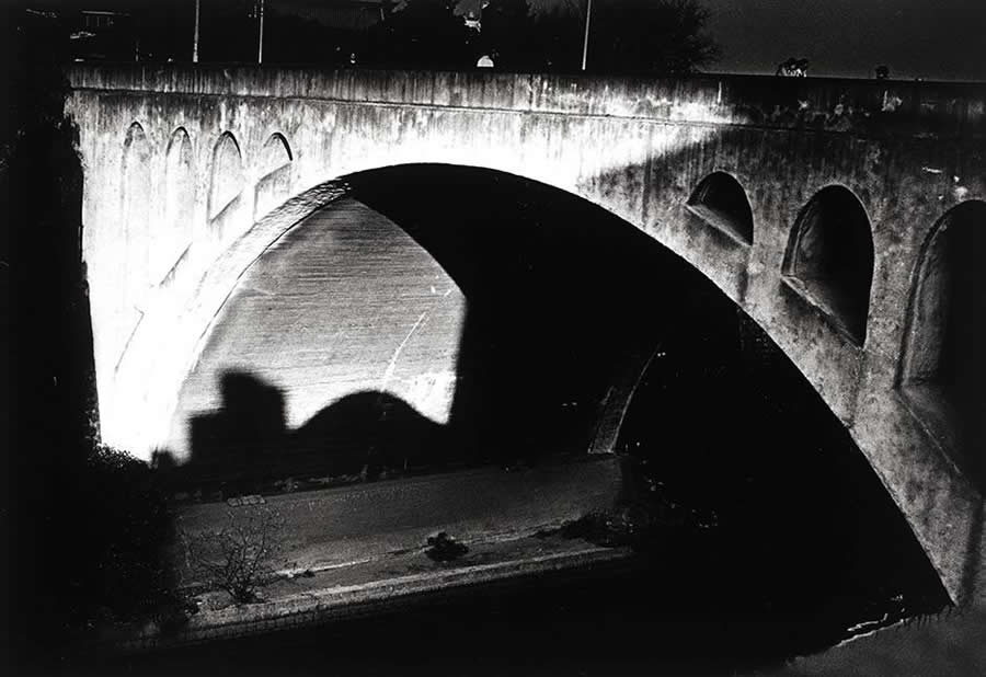 The Geometry of Light: How Master Photographers Use Chiaroscuro in Modern Street Photography 44 The Geometry of Light - Master Photographers Use Chiaroscuro in Modern Street Photography