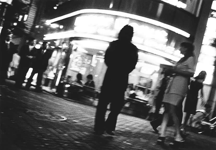 The Geometry of Light: How Master Photographers Use Chiaroscuro in Modern Street Photography 45 The Geometry of Light - Master Photographers Use Chiaroscuro in Modern Street Photography