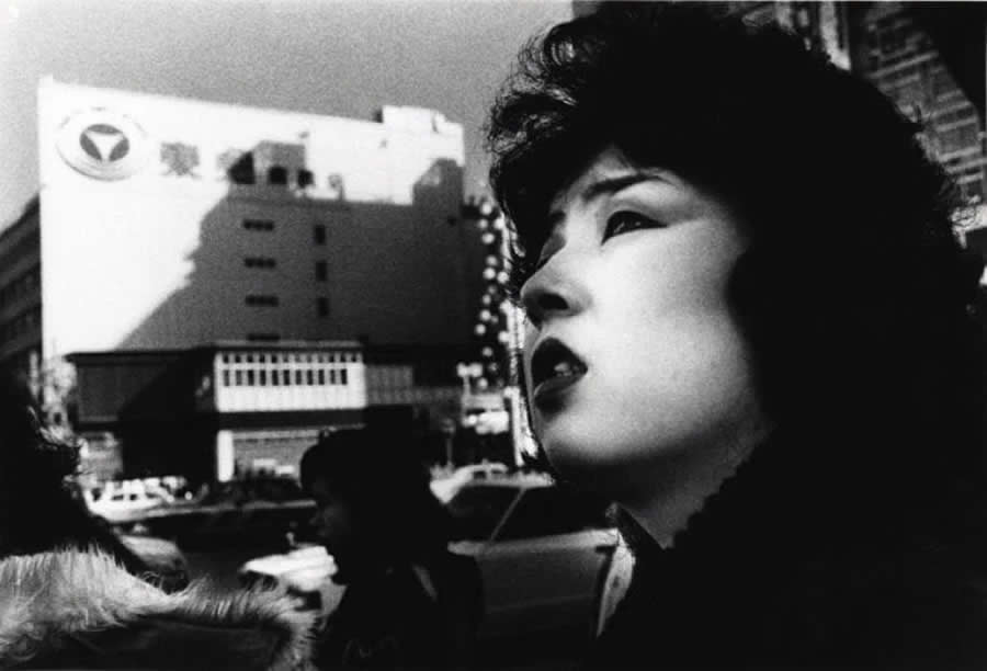 The Geometry of Light: How Master Photographers Use Chiaroscuro in Modern Street Photography 47 The Geometry of Light - Master Photographers Use Chiaroscuro in Modern Street Photography