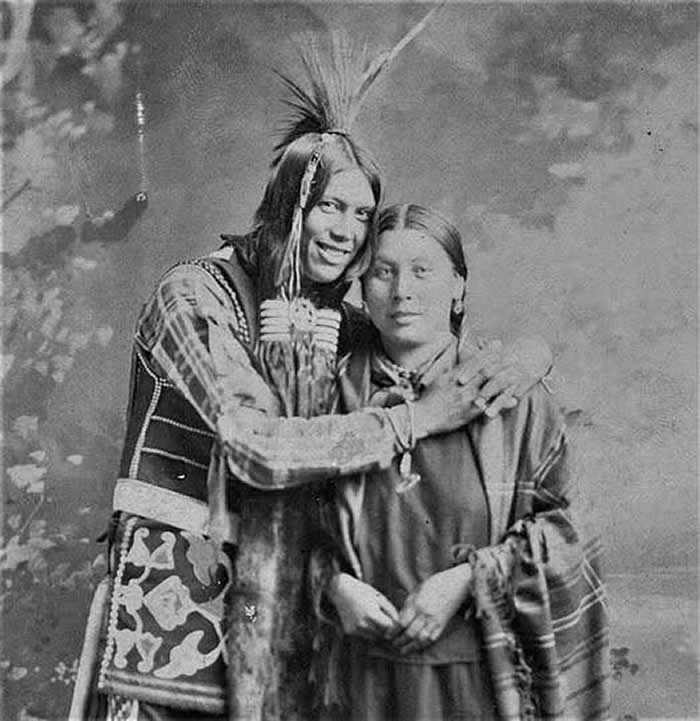 The Past Unfiltered: 36 Rare Historical Photos That Reveal the Human Side of History 49 A Ponca couple posing together for their wedding photo. (c. 1900)