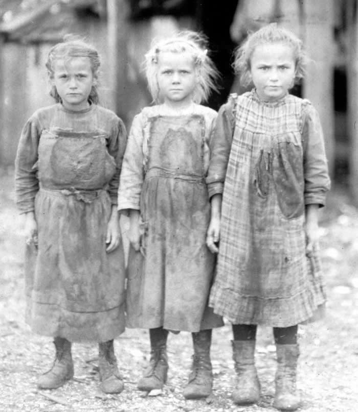 The Past Unfiltered: 36 Rare Historical Photos That Reveal the Human Side of History 52 (From left to right) 6-year-old Josie, 6-year-old Bertha, and 10-year-old Sophie who all work as oyster shuckers at a canning company at Port Royal, South Carolina, circa 1911.