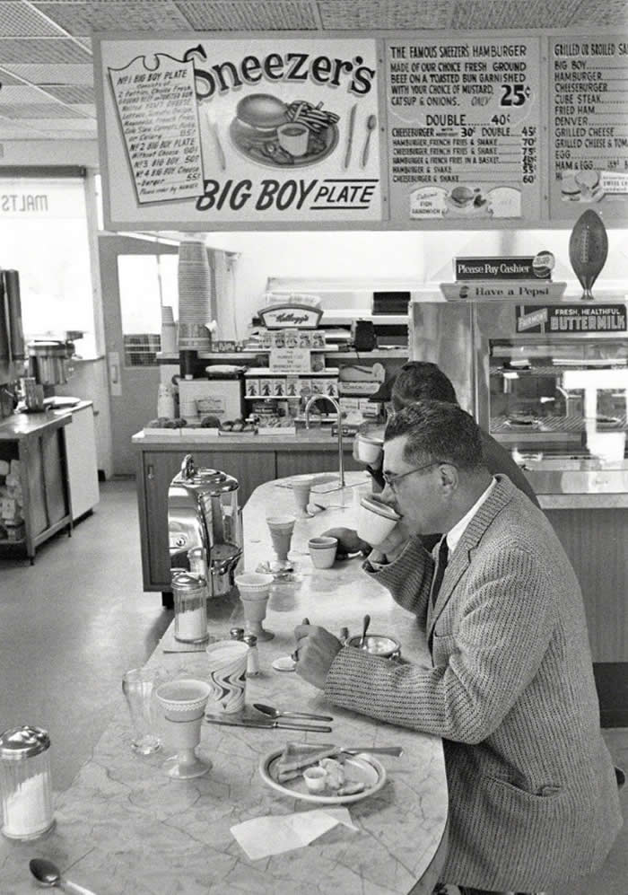 The Past Unfiltered: 36 Rare Historical Photos That Reveal the Human Side of History 54 Packers head coach Vince Lombardi having breakfast at a Green Bay diner, 1960. Look at those prices!