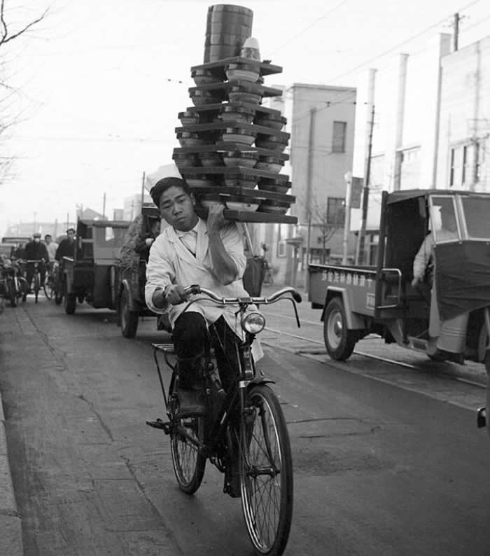 The Past Unfiltered: 36 Rare Historical Photos That Reveal the Human Side of History 55 Japanese delivery man with bowls of soba, 1950.