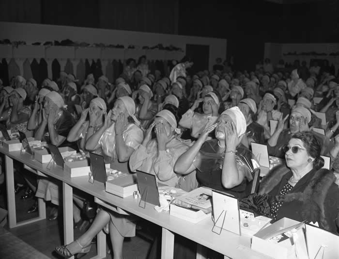 The Past Unfiltered: 36 Rare Historical Photos That Reveal the Human Side of History 56 Before make up tutorials on YouTube, you had this. Pictured: Audience of women applying makeup at lecture by beautician Manka Rubenstein in Los Angeles, Calif., circa 1950.