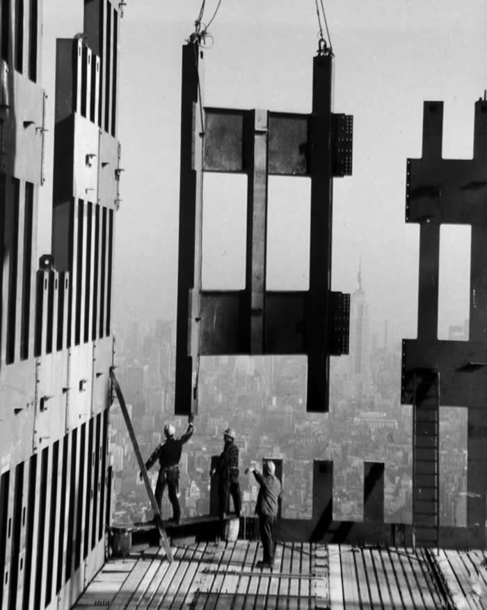 The Past Unfiltered: 36 Rare Historical Photos That Reveal the Human Side of History 58 A large steel piece being positioned during construction of the World Trade Center’s North Tower, New York City, 1970.